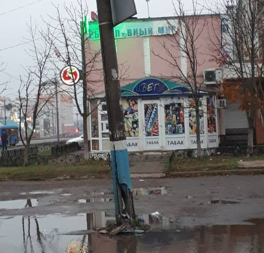 В Брянске на улице Горбатова грозит упасть аварийная электроопора