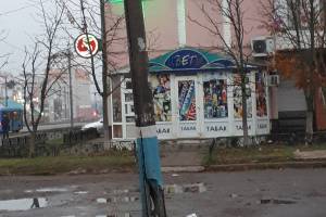 В Брянске на улице Горбатова грозит упасть аварийная электроопора