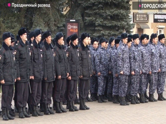 В Брянске торжественно «развели» полицейских
