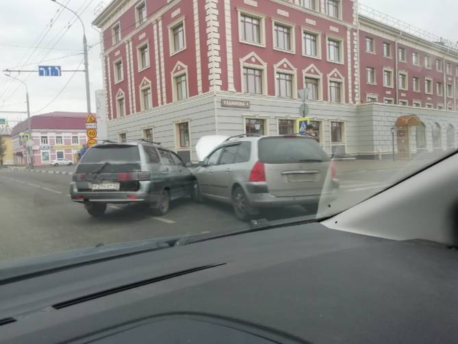 В Брянске у БМЗ столкнулись две легковушки