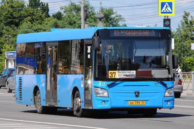 В Брянске кондуктор выгнала из автобуса №37 пассажира с деньгами