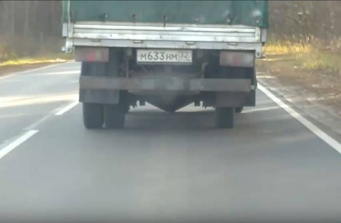 В Брянске сняли на видео движение грузовика без колеса