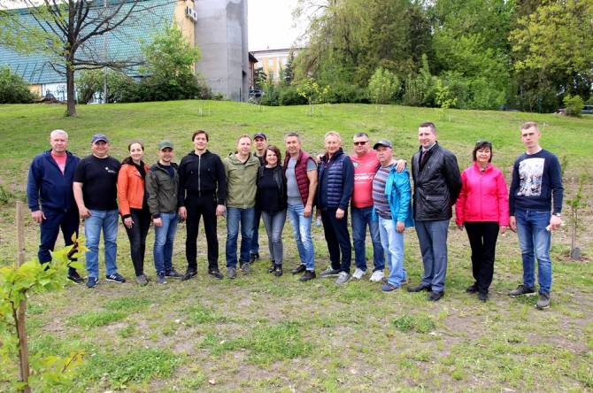 В Брянске депутаты провели субботник в городском саду Победы
