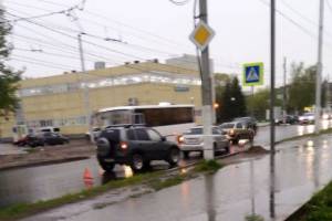 В Брянске возле ТЦ «Пушкинский» столкнулись две легковушки