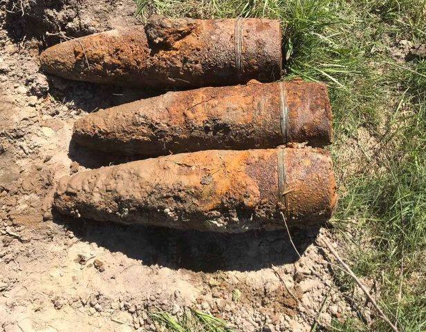 В Жуковке нашли три артиллерийских снаряда