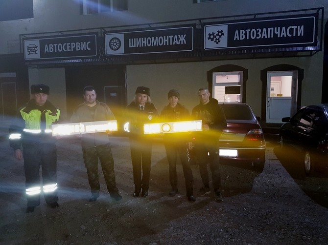 Брянские сотрудники ГИБДД устроили фотосессию в автосервисе