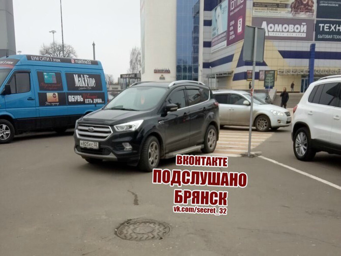 В Брянске возле «БУМ-Сити» сняли на фото парковку автохама на «зебре»