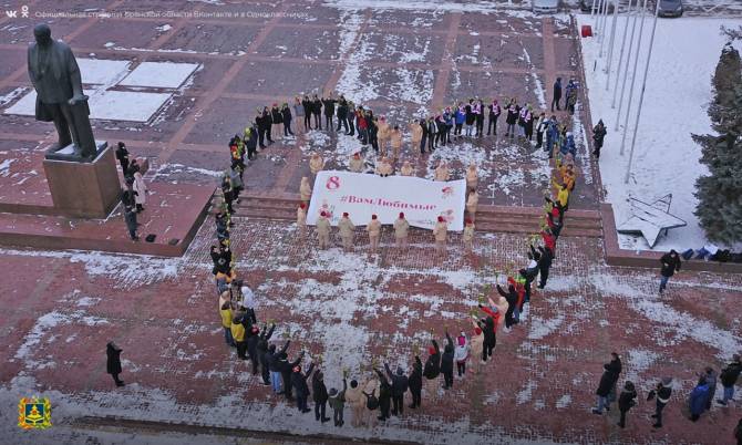 Женщин Брянска поздравили огромным сердцем на главной площади