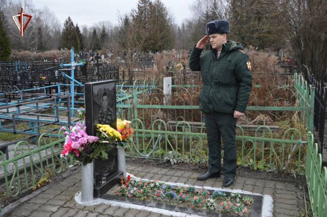 Брянские росгвардейцы почтили память погибшего 20 лет назад воина