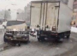 В Брянске улице Дуки столкнулись легковушка и грузовик