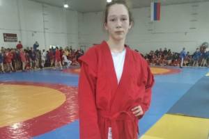 Юная спортсменка из Дятьково взяла «золото» на первенстве области по самбо