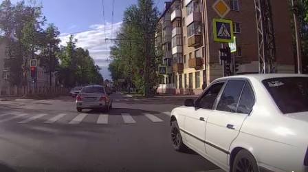 В Брянске сняли на видео двойное нарушение ПДД на светофоре