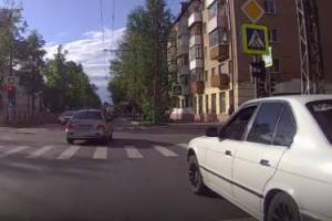 В Брянске сняли на видео двойное нарушение ПДД на светофоре