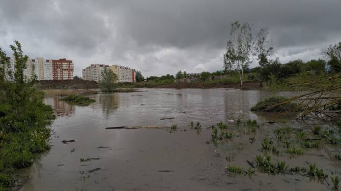 Возле многоэтажек по улице Романа Брянского появилось огромное озеро