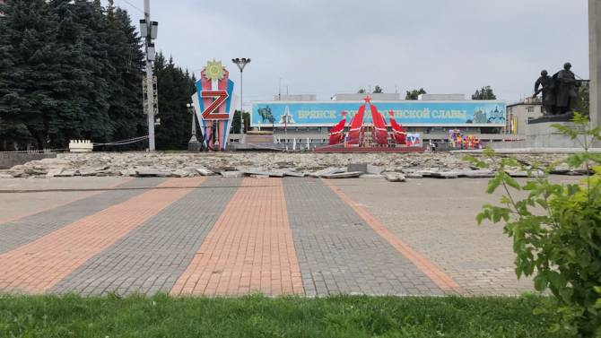 В Брянске ремонт площади Партизан начался с выламывания ступеней