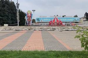 В Брянске ремонт площади Партизан начался с выламывания ступеней
