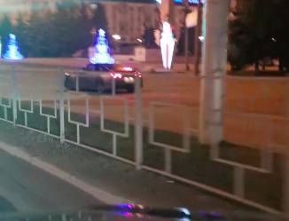 В Брянске сняли на видео едущий по площади Партизан автомобиль