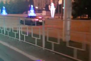 В Брянске сняли на видео едущий по площади Партизан автомобиль