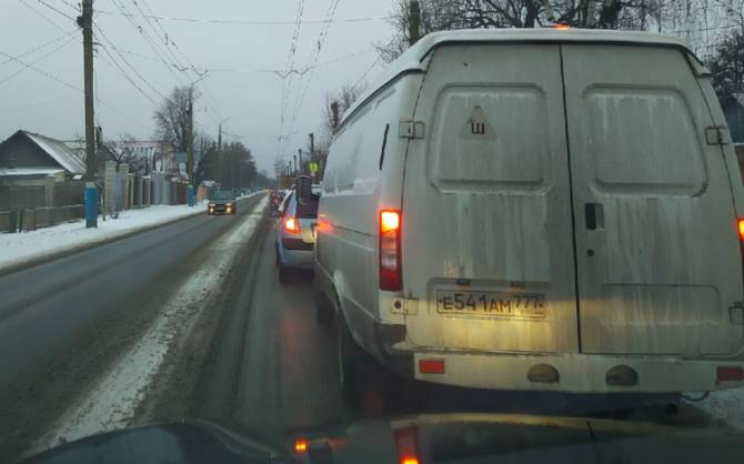 В Брянске образовалась внушительная пробка на улице Бежицкой