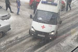 В Брянске машина скорой застряла во дворе многоэтажки
