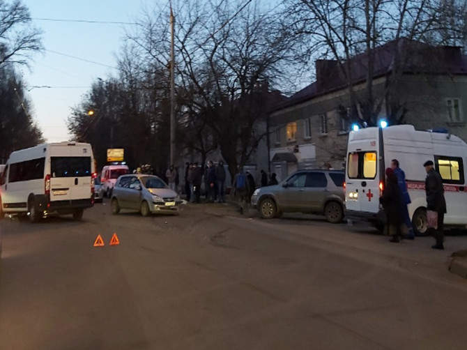 В Брянске 4 человека ранены в массовом ДТП с маршруткой