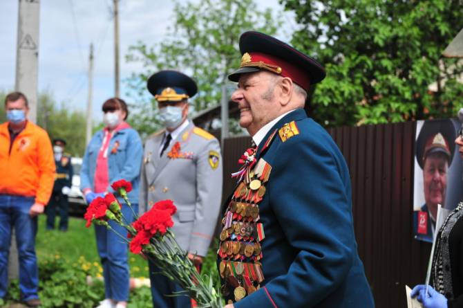 В Брянске у дома ветерана прошел парад ко Дню Победы
