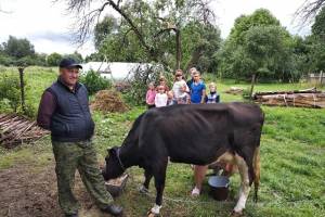 В Новозыбкове семье с 10 детьми подарили корову