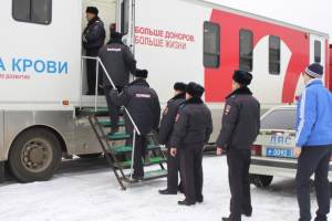 В Брянске полицейские пригласили горожан к участию в донорской акции