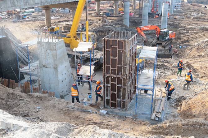 В Брянске строители Литейного моста устанавливают опоры
