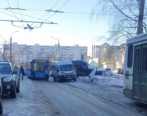 В Брянске на Горбатова разбились маршрутка №44 и автобус