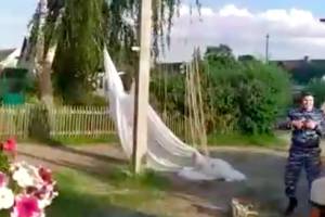 В Брянске сняли на видео приземление парашютиста на провода