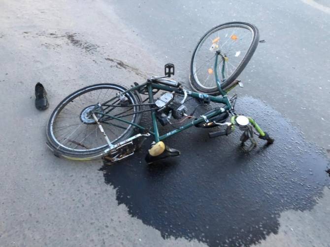 В Жуковке пьяный водитель мотовелосипеда влетел в иномарку и сломал палец