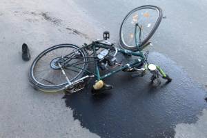 В Жуковке пьяный водитель мотовелосипеда влетел в иномарку и сломал палец
