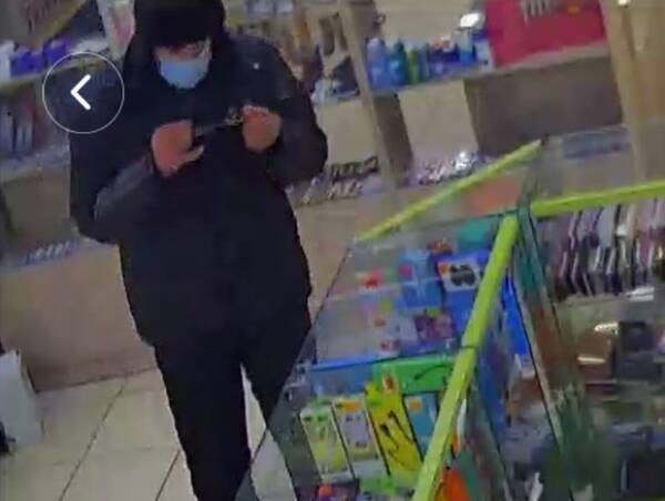В Клинцах мужчина украл из магазина наушники