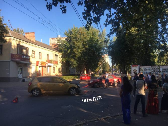 В Брянске на улице Димитрова столкнулись две легковушки