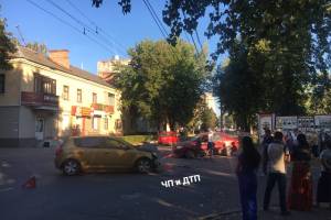 В Брянске на улице Димитрова столкнулись две легковушки