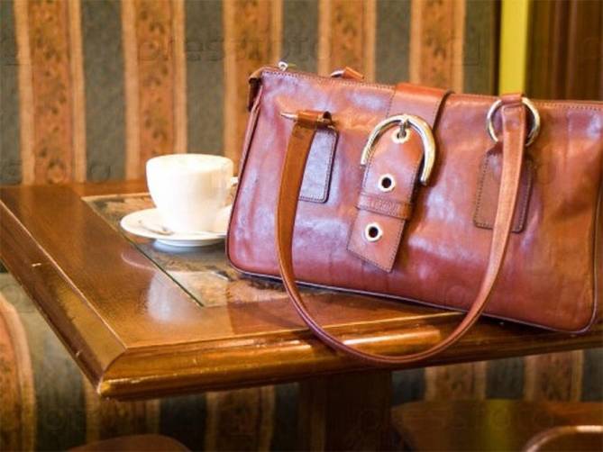 В Брянске пенсионерка украла забытую в кафе сумку с деньгами и мобильником