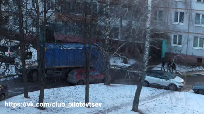 В Брянске припаркованные машины помешали проезду мусоровоза