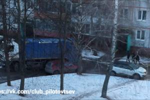 В Брянске припаркованные машины помешали проезду мусоровоза