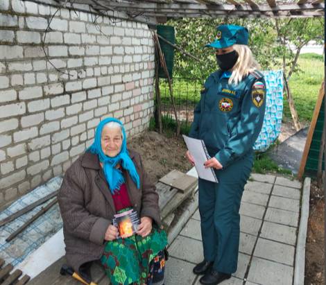 В Дубровском районе спасатели выкосили двор ветерана