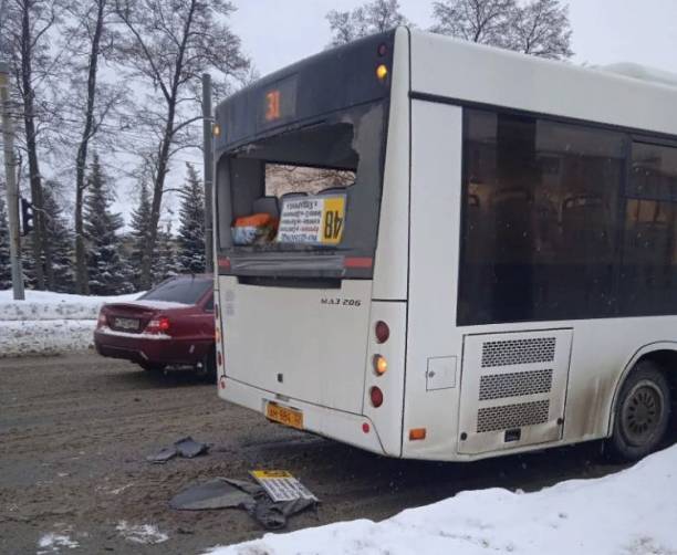 В Брянске КАМАЗ разбил заднее окно автобуса №31