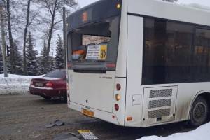 В Брянске КАМАЗ разбил заднее окно автобуса №31
