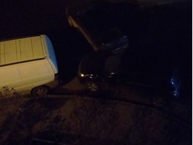 В Брянске странное ДТП заблокировало въезд во двор