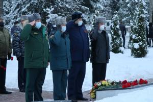 Главный брянский следователь возложил цветы к могиле неизвестного солдата
