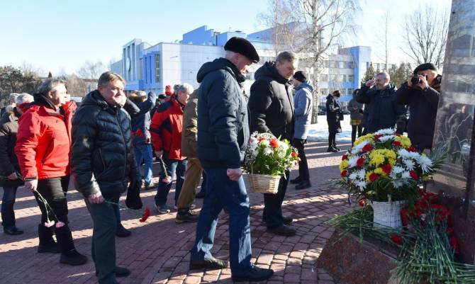 В Брянске у мемориала «Круговая оборона» почтили память воинов-интернационалистов