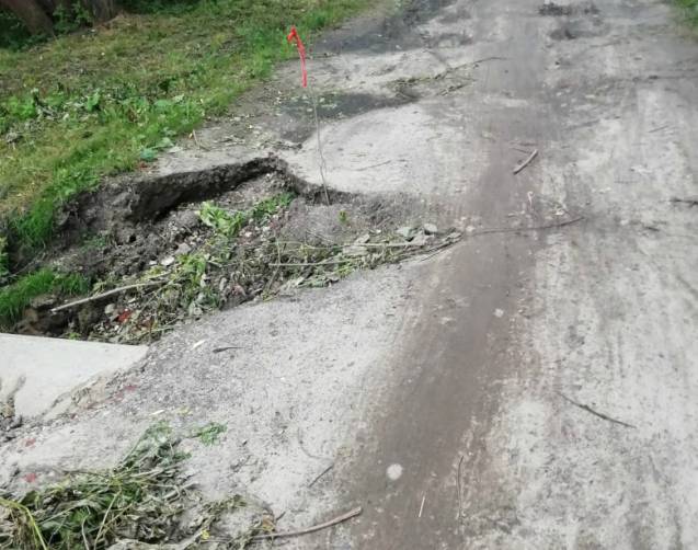 В Новозыбкове ливень смыл половину дороги в сточную канаву