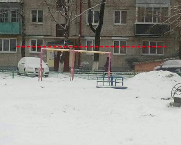 В Брянске детскую площадку в районе «Лития» установили криво