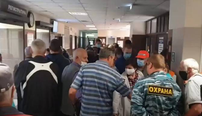 В Брянске сняли на видео огромную очередь в поликлинику №1