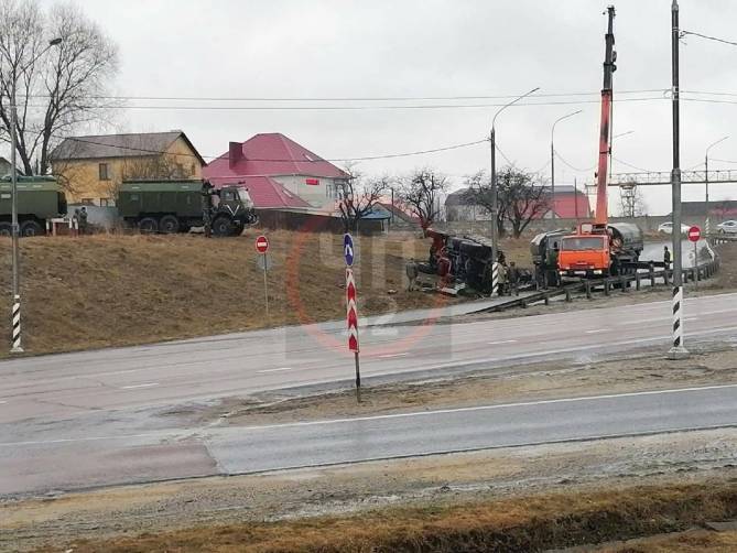 В брянском селе Супонево перевернулся военный грузовик