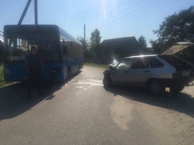 В Радице-Крыловке не поделили дорогу автобус №9 и легковушка